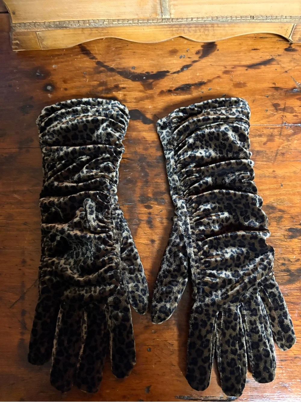 Cejon articulate Women's Leopard Velvet Ruched Gloves - Brown One  Size